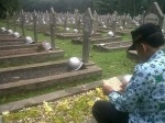Berdoa_dimakam.jpg