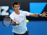 Bernard-Tomic-tadahin-bola.jpg