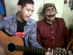 Bondan-Prakoso-menghibur-tokoh-Pak-Raden-dengan-bermain-gitar-sembari-bernyanyi.jpg