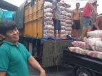 Bongkar-muat-paket-beras-diduga-pesanan-calon-Gubernur-Pramono-Anung-di-Pasar-Induk-Cipinang.jpg