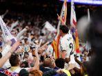 Brahim-Diaz-merayakan-gol-bersama-suporter-di-laga-Derby-Madrid-di-Liga-Champions.jpg