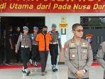 Brigadir-AK-saat-digiring-aparat-ke-lokasi-konferensi-pers-di-Polda-Kalteng.jpg