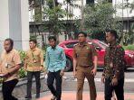 Bupati-Indramayu-Lucky-Hakim-saat-memenuhi-panggilan.jpg