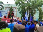 Buruh-Demo-di-Kantor-Gubernur-Sumsel-terkait-UMSP.jpg