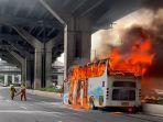Bus-dilalap-api-di-Thailand.jpg