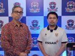 CEO-PT-Mitra-Kreasi-Garmen-Ahau-foto-bersama-pemilik-klub-FCV-Dender-Sihar-Sitorus.jpg