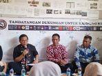 Cagub-Jakarta-Pramono-Anung-paling-kiri-saat-berdiskusi-dengan-warga-Kampung-Bayam.jpg