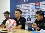 Carlos-Pena-tengah-dalam-konferensi-pers-usai-pertandingan-di-Stadion-Pakansari.jpg
