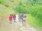 Cerita-Warga-Rela-Jalan-3-Km-Demi-Bisa-Nyoblos-di-Sulbar-Ingin-Merdeka-dari-Jalan-Rusak.jpg