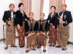 Chiko-dan-Wiran-pasangan-sesama-jenis-yang-dikabarkan-melakukan-pernikahan.jpg