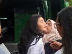 Ciuman Ibunda Antarkan Laras Faizati Sebelum Kembali ke Penjara
