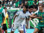 DERBI-JATIM-Duel-pemain-Persebaya-Surabaya-dan-Arema-FC.jpg