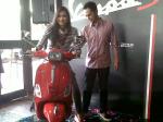 DJ-Winky-dan-Kenes-naik-vespa-OK.jpg