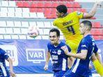 DUEL-PEMAIN-Duel-perebutan-bola.jpg