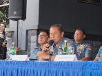 Danpuspomal-Laskda-TNI-Samista-saat-konferensi-pers-di-Mako-Koarmada.jpg