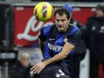 Dejan-Stankovic-nendang-bola-tinggi.jpg