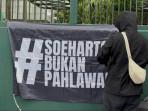 Demo-Tolak-Gelar-Pahlawan-untuk-Soeharto.jpg