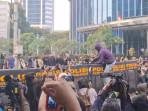 Aksi Demo Mulai Rusuh di Depan Thamrin Nine Sudirman, Demonstran Panjat Barikade Polisi
