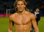 Diego-Forlan-buka-baju.jpg