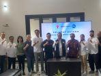 Direktur-LPDUK-Inaspro-Ferry-Kono-berfoto-bersama-para-Mitra-dan-pejabat-pengelola.jpg