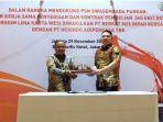 Direktur-PT-Berkat-Melimpah-Bersama-Andi-Wijaya-dan-Sales-Director-Hexindo.jpg