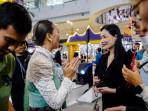 Direktur-Thai-Trade-Center-Jakarta-Hataichanok-Sivara-memaparkan-produk-waralaba-Thailand.jpg