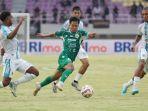 Dominikus-Dion-Oktawian-PSS-Sleman-menggiring-bola-saat-melawan-PSBS-Biak-di-Liga-1.jpg