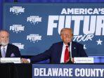 Donald-Trump-kanan-dan-Mike-Huckabee-kiri.jpg