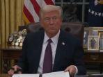 Donald-Trump-saat-menandatangani-perintah-eksekutif-tentang-penarikan-pasukan.jpg