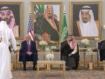 Donald-Trump-tak-meminum-kopi-sajian-di-samping-MBS.jpg