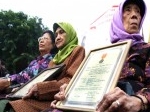 Dua-janda-aksi-diam-di-depan-Istana-Negara.jpg