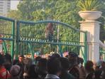 Emak-emak-Panjat-Pagar-Gerbang-di-Silang-Monas.jpg