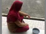 Emak-emak-membawa-baskom-berisi-timah-basah-ke-Kantor-PT-Timah-Toboali.jpg