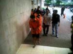 Enam-Jakmania-keluar-dari-Tahanan-Polda-Metro-Jaya-sambil-Yel-yel-The-Jak1.jpg