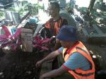 Endang-61-dan-Sukaman-56-di-makam-terrduga-teroris-Hilman-di-TPU-Sirnaraga-Bandung.jpg