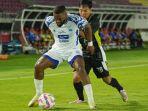 Evandro-PSIS-diaadang-pesepak-bola-PSS-Sleman-Dominikus-Dion-di-Liga-1.jpg