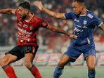 Everton-berebut-bola-dengan-Gustavo-di-laga-Bali-United-vs-Persib.jpg