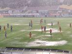 Hujan Lebat Buat Lapangan Stadion Manahan Solo Tergenang, Laga Final Liga 2 Ditunda Sementara