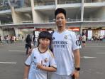 Fans Madrid Asal Surabaya Sengaja Bawa Putranya Saksikan Legenda Sepakbola Dunia di Stadion GBK