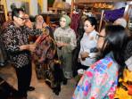 Fatma-Saifullah-Yusuf-saat-kunjungan-ke-perajin-batik-di-Solo.jpg