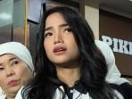 Tak Sengaja Papasan di Kantor Polisi, Fuji Emosi Lihat Eks Karyawan yang Kini Tersangka