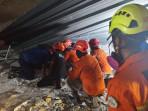 Tim SAR Merayap 3 Jam di Galian 60 Cm demi Selamatkan Santri Ponpes Al Khoziny Sidoarjo