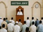 Gambar-khotib-sholat-jumat-di-Indonesia-yang-sedang-menbacakan-khutbah-jumat-di-dalam-masjid-123.jpg