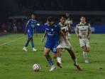 Gelandang-Persib-Bandung-Marc-Klok-melawan-bek-PSS-Sleman-Jayus-Hariono-di-Liga-1.jpg