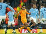 Gelandang-Real-Madrid-Jude-Bellingham-dikepung-pemain-Manchester-City.jpg