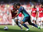 Gervinho-berduel-dengan-Kieran-Richardson.jpg