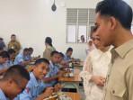 Wapres Gibran Sidak Program Makan Bergizi Gratis di Batam, Bujuk Siswa yang Tak Suka Buah