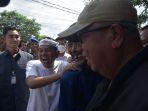 Gubernur-Jawa-Barat-Dedi-Mulyadi-bersama-Kepala-Desa-Srijaya-Canih-Hermansyah.jpg