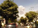 Gunung-Lokon-Keluarkan-asap-bak-cendawan.jpg