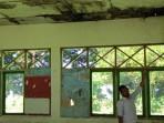 Guru-di-MTs-LKMD-Werinama-Muhammad-Sudin-Nurbaty-menunjuk-atap-bocor-di-ruang-kelas-rusak.jpg